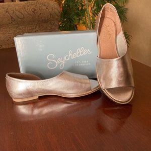 Seychelles silver leather sandal shoe size 8 1/2. In passport metallic silver